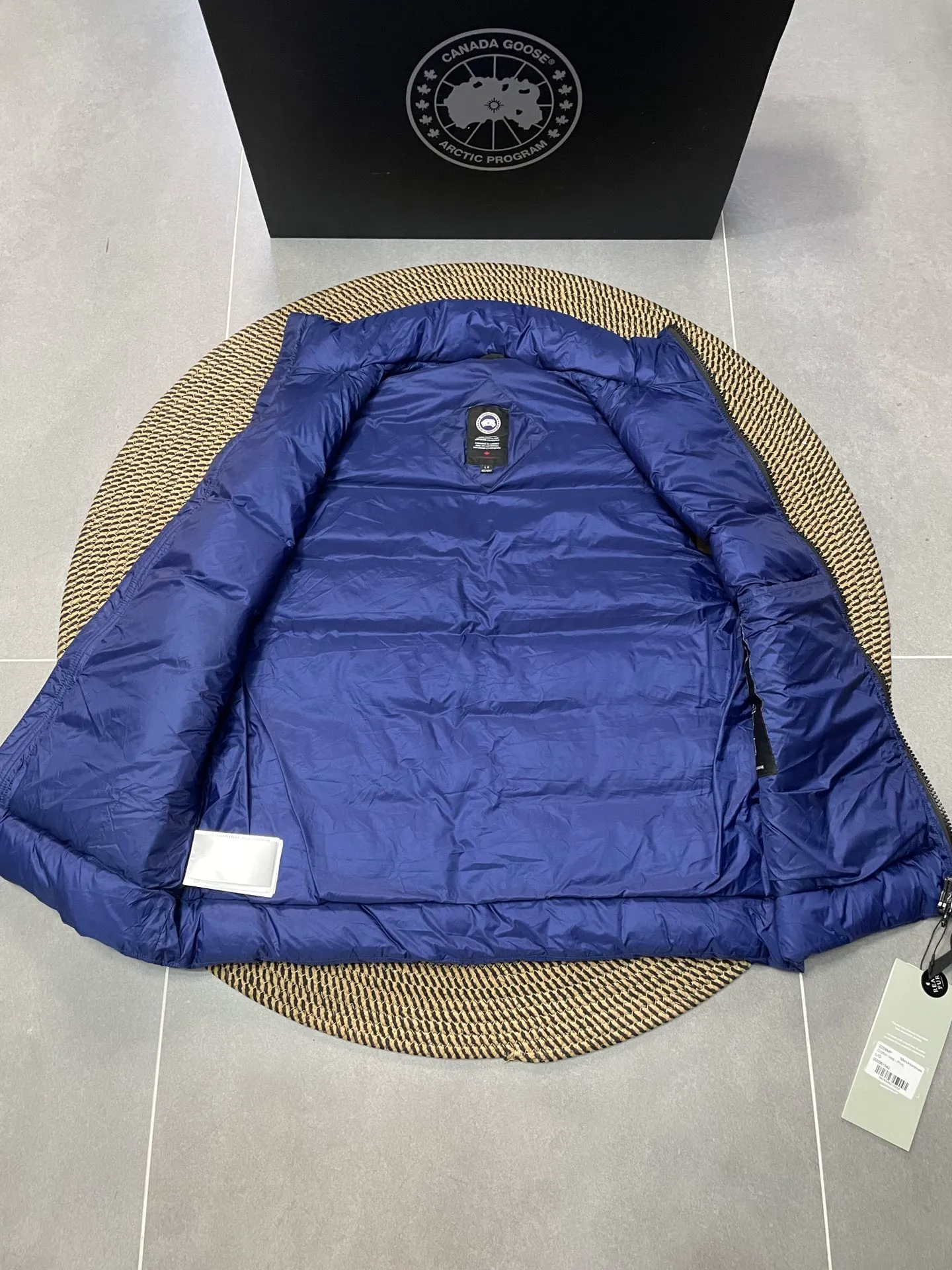 P560 Canadian brand CanadaGoose men's and women's CROFTON lightweight down vest 2229M DWR water-repellent treatment WindWall windproof fabric 700 fleece filling original mold opening details one to one production The upper body effect is stunning Exclusively available on the Xiaohongshu purchasing platform The highest version on the market Size: XS S M L XL XXL